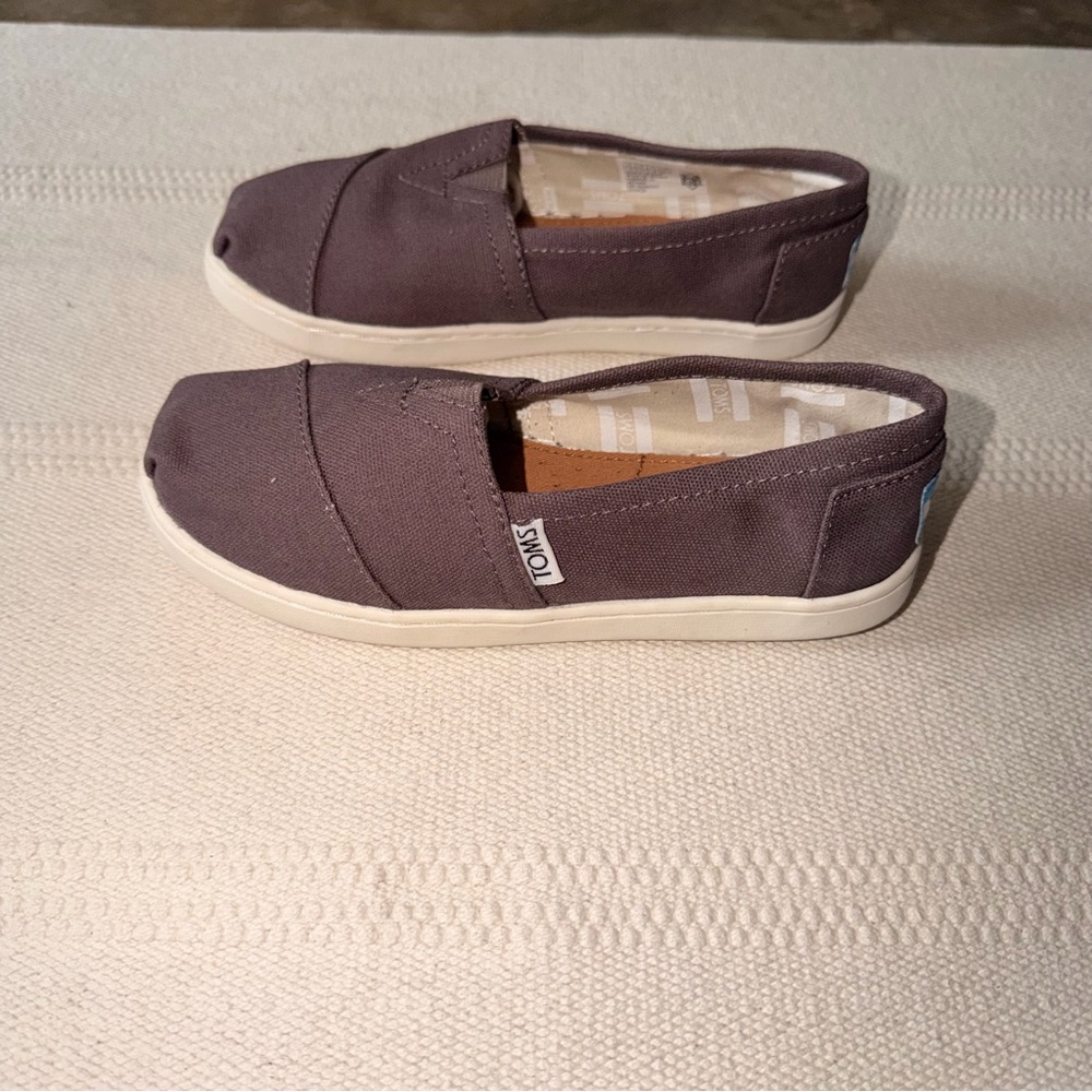 Toms Kids Slip On Canvas Shoes Taupe Gray Classic Casual Size 1.5 - Picture 6 of 9
